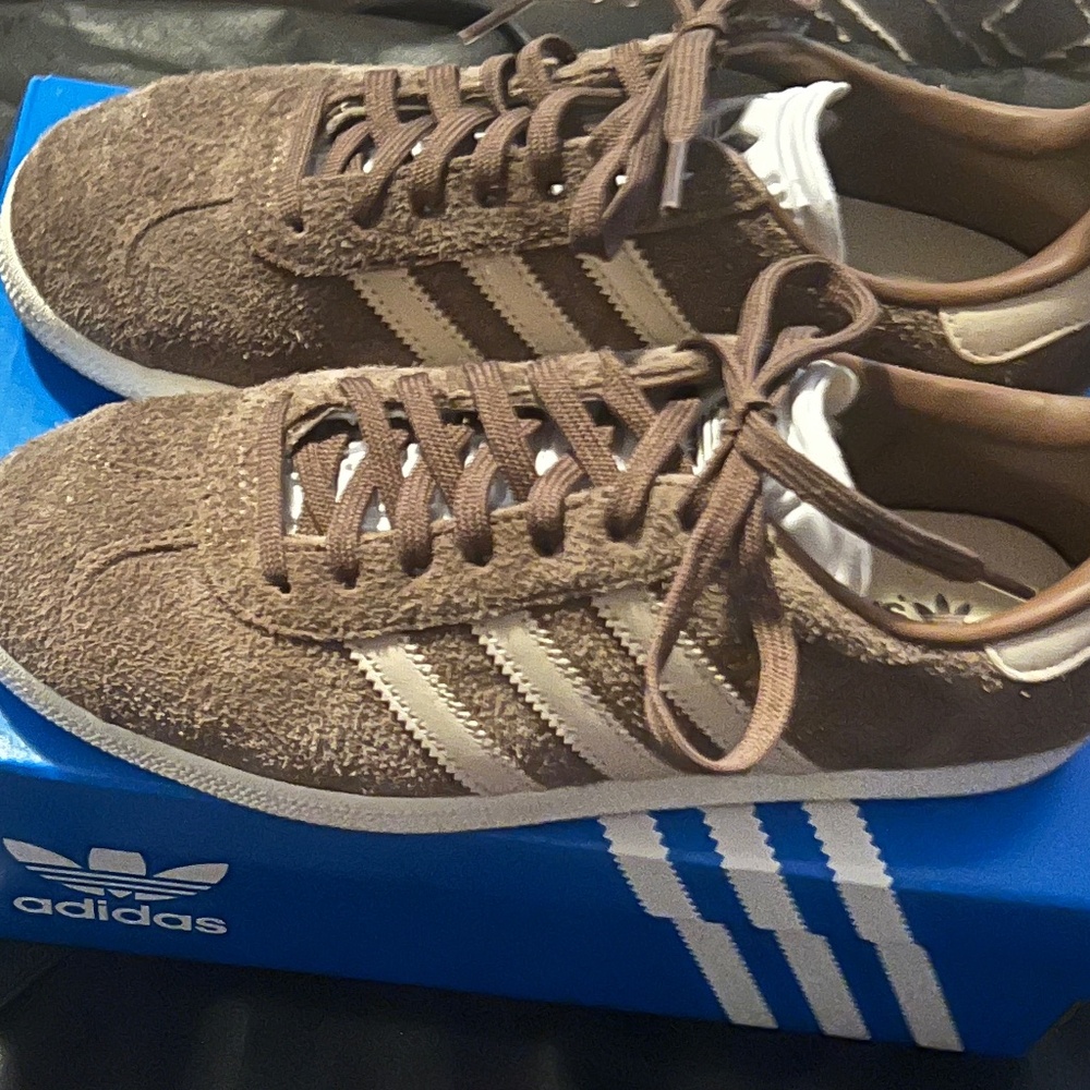 Women’s size 6 Brown Suede Gazelle Sneakers